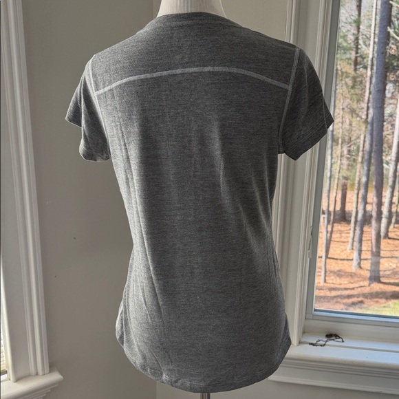 The North Face Women's Flash Dry SS V neck Tee, Medium, Like New - Picture 5 of 8